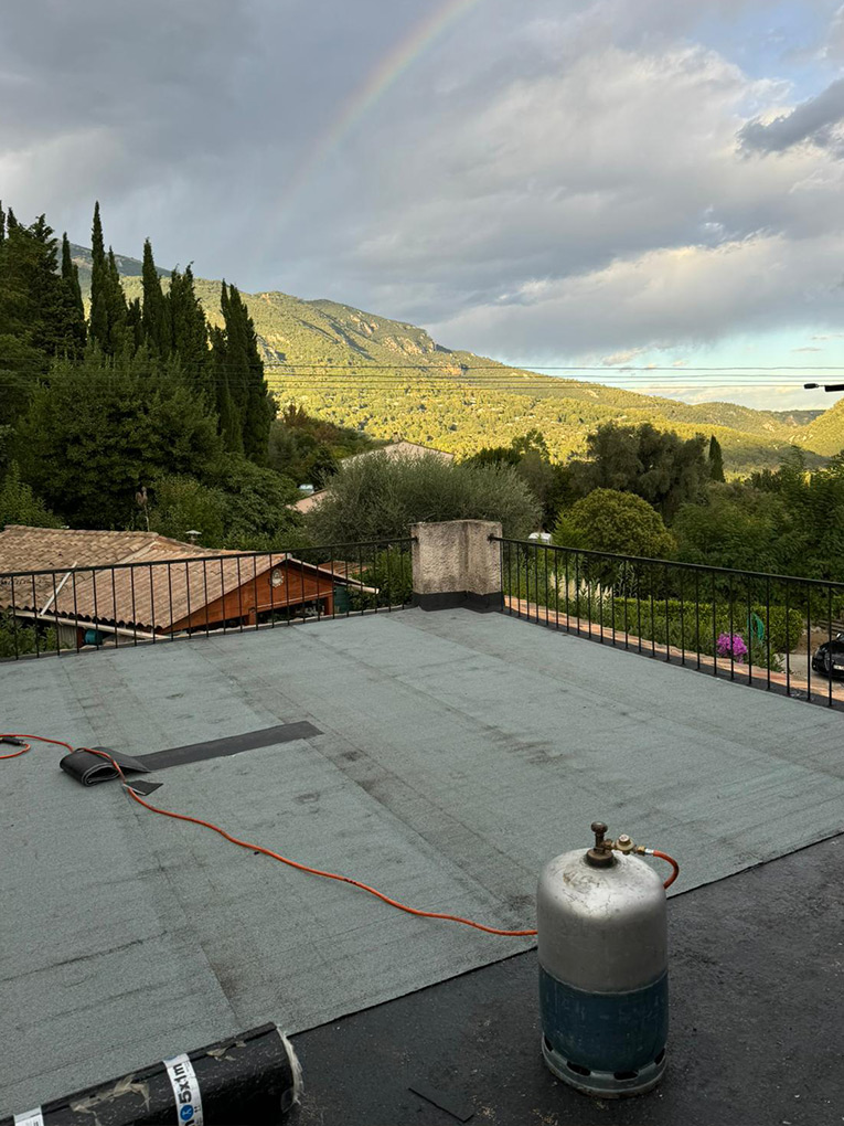 JS Couvreur : Spécialiste en réparation de fuites et étanchéité de toiture à Saint-Paul-de-Vence (06570) et dans les Alpes-Maritimes (06)