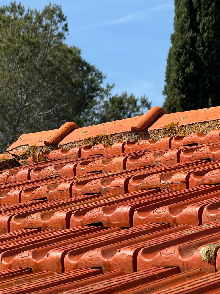 Travaux de couverture, charpente, ravalement de façade, zinguerie et ramonage à Saint-Paul-de-Vence (06570) et dans les Alpes-Maritimes (06) : faites confiance à JS Couvreur ! Travaux de couverture, charpente, ravalement de façade, zinguerie et ramonage à Saint-Paul-de-Vence (06570) et dans les Alpes-Maritimes (06) : faites confiance à JS Couvreur !