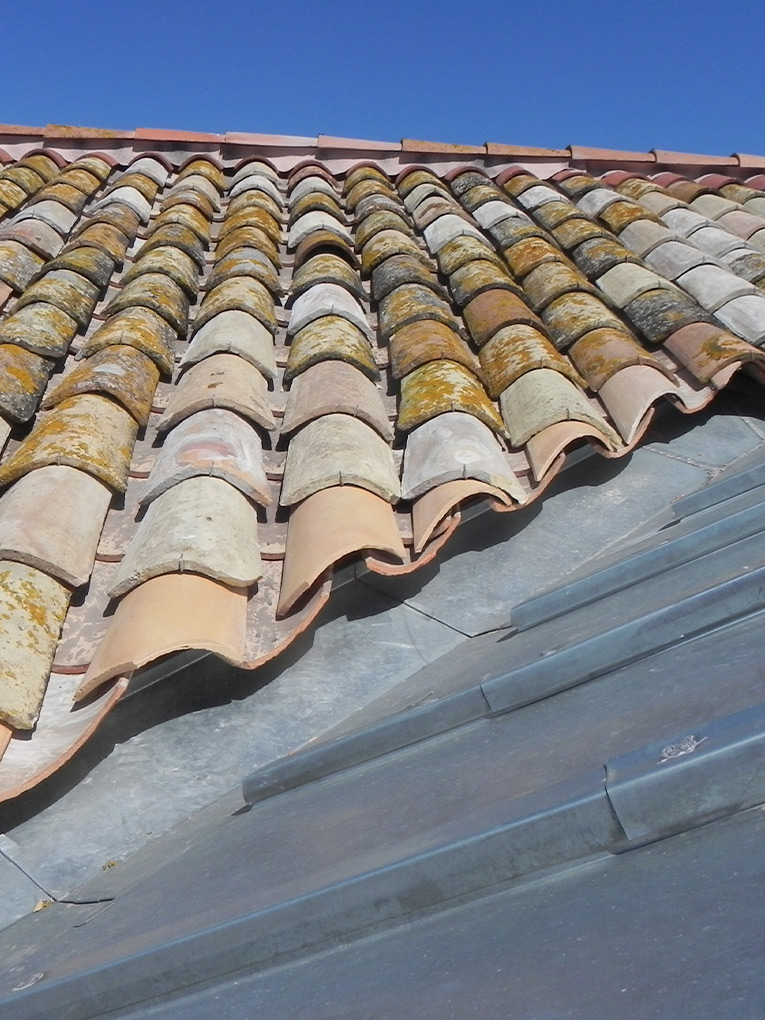 JS Couvreur : votre spécialiste en rénovation et réparation de toiture à Saint-Paul-de-Vence (06570) et dans les Alpes-Maritimes (06)